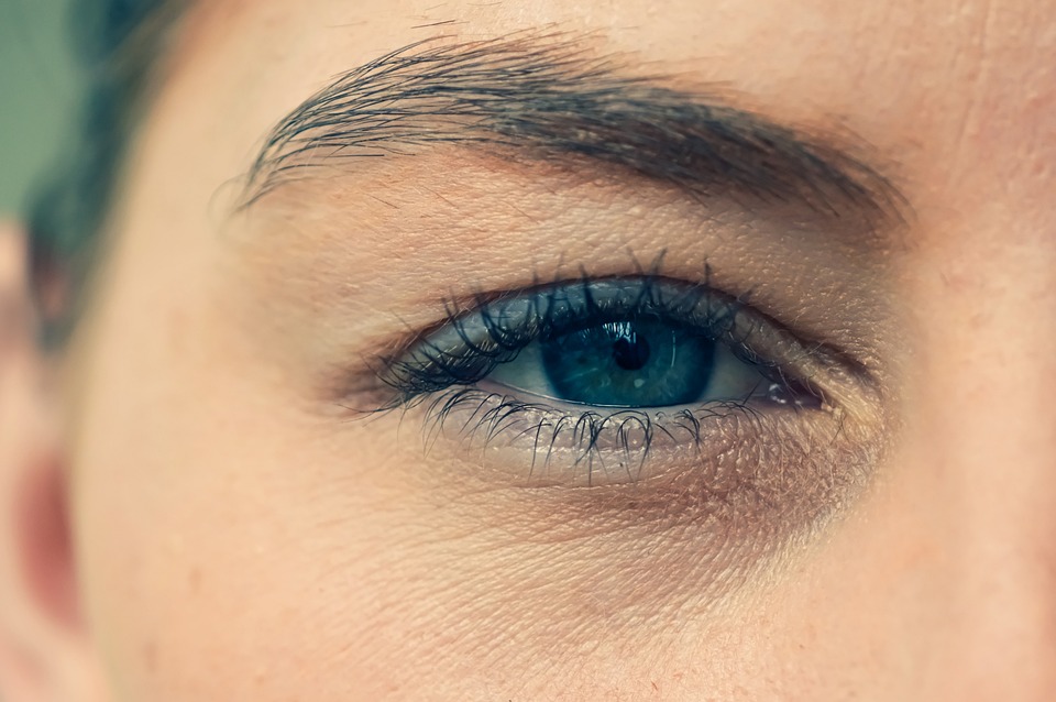 Augenbrauen-Gel gegen störrische Augenbrauen